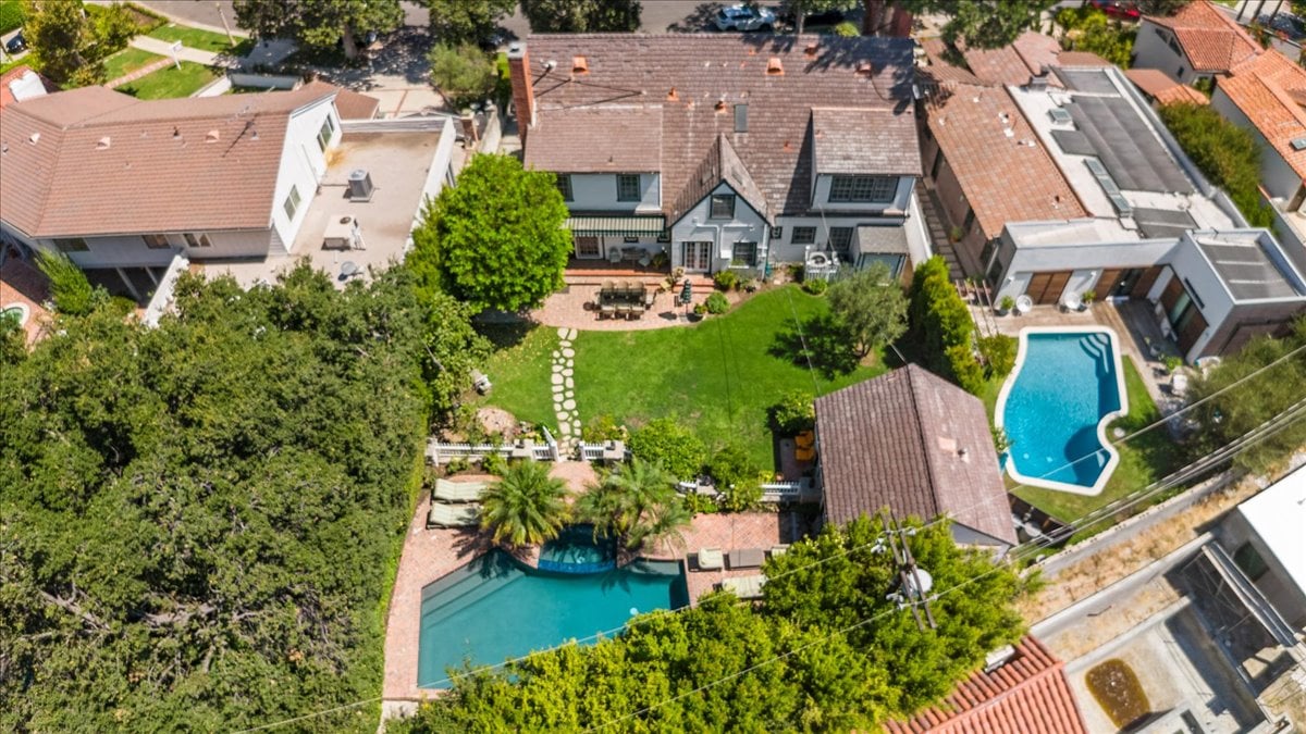 Toluca Lake 5  + 4 Traditional witih Pool & Guest House
