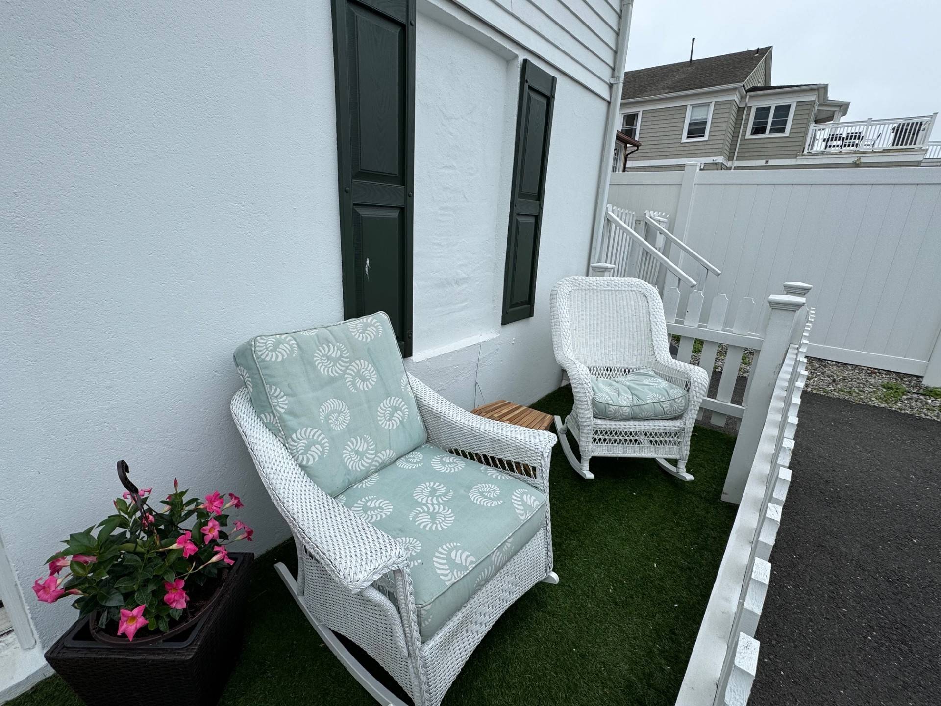 One Bedroom Condo With Outside Seating Area