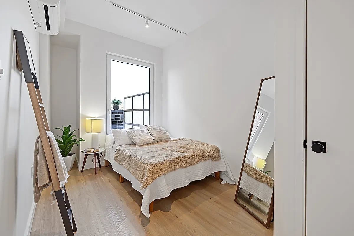 931 Carroll Street 812