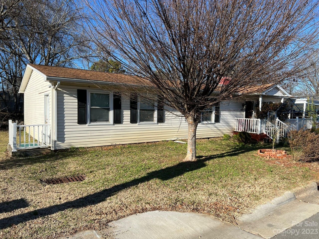 902 Lakeview Dr