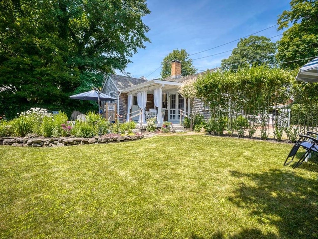 12 Colonial Ln