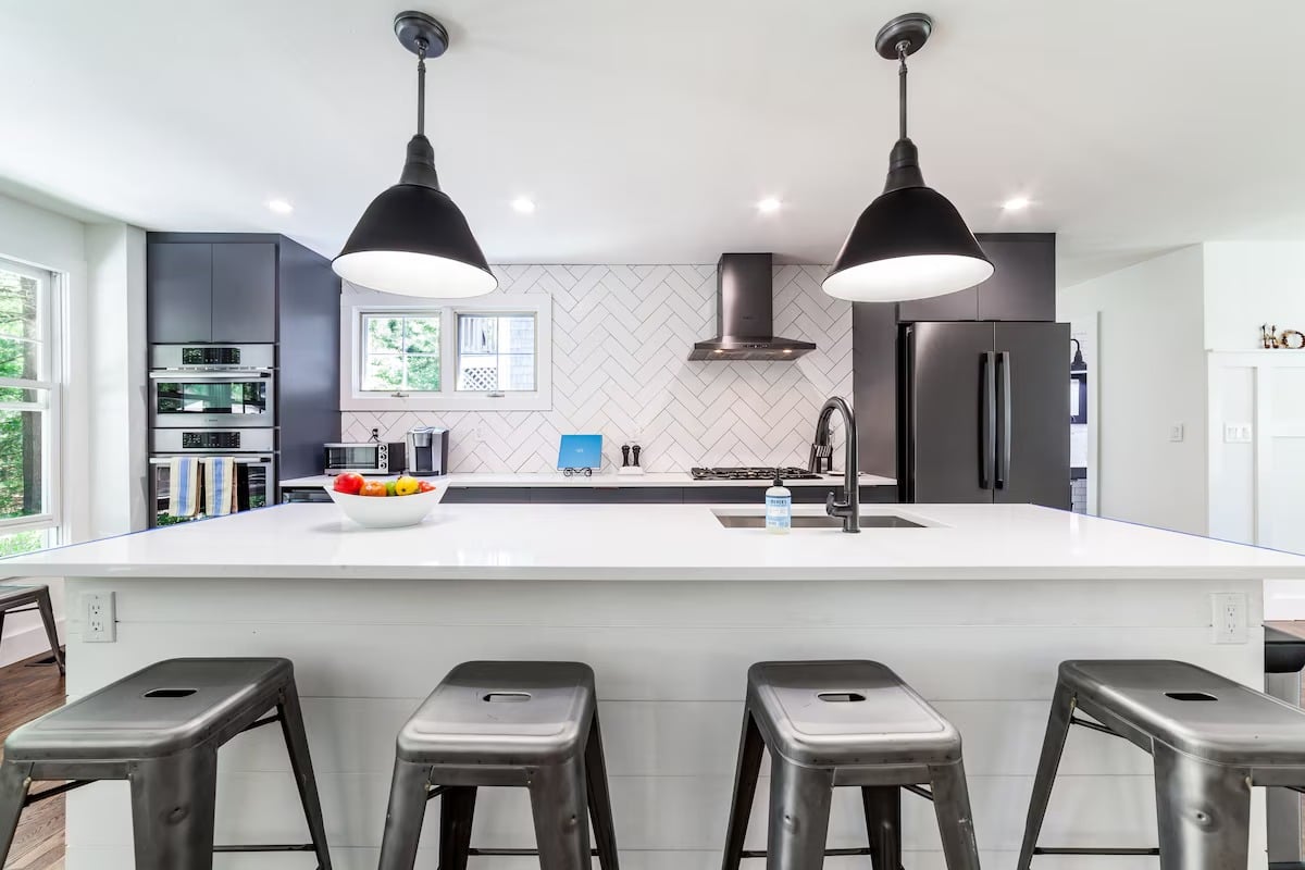 Luxury 5 Bedroom Katama Estate With Pool & Hot Tub