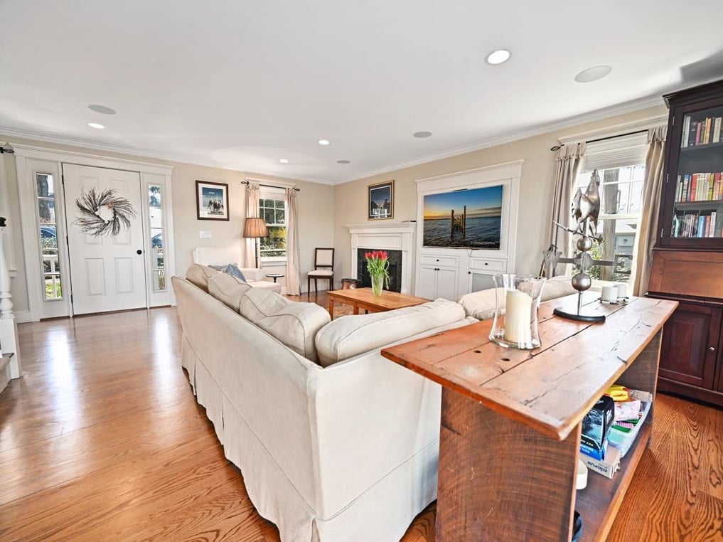 114 Hines Point