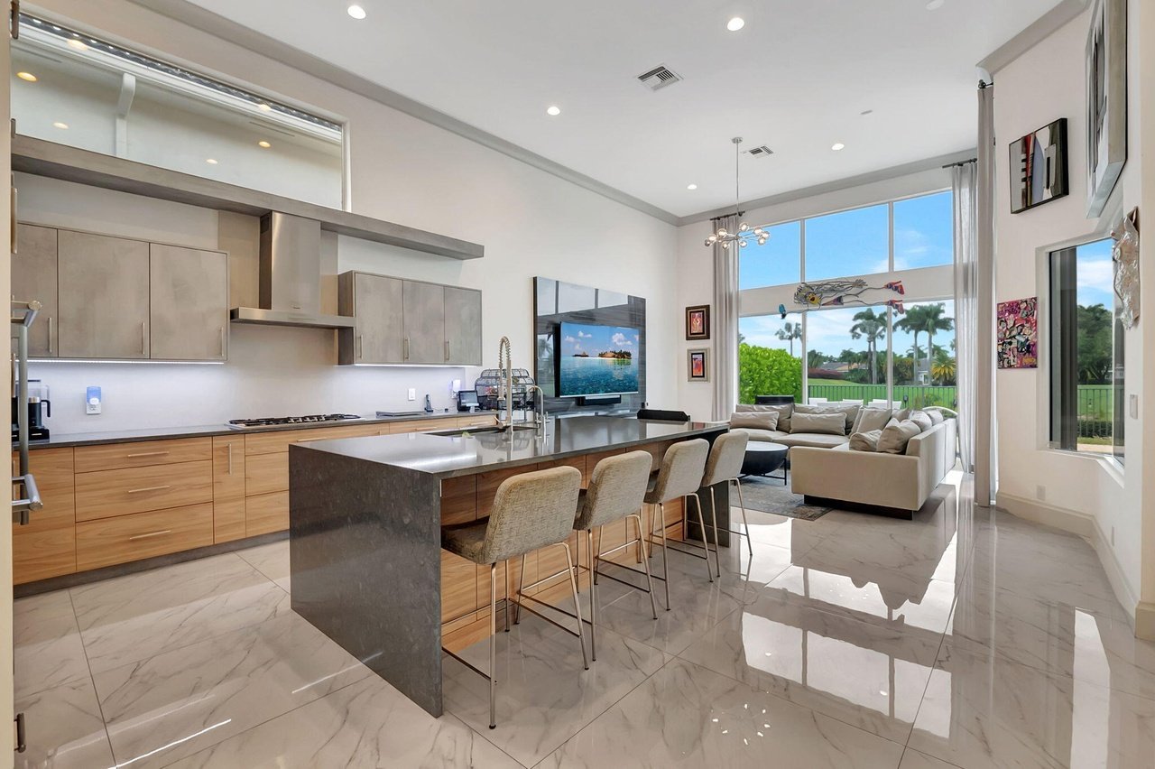 4137 NW Briarcliff Cir