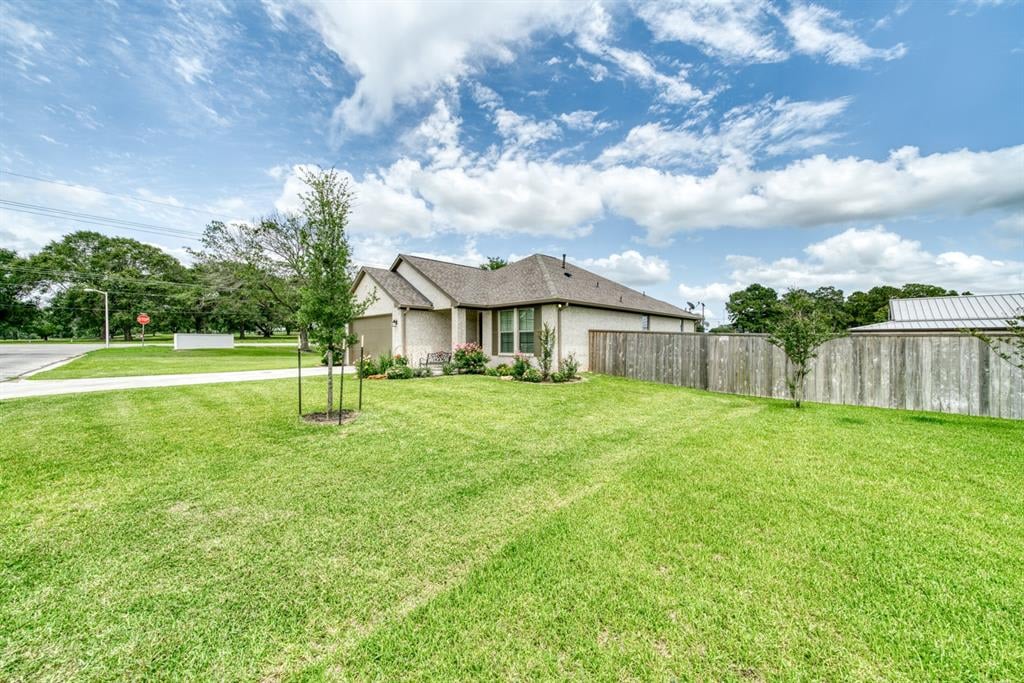 37 Briarwood Ln Bellville, Tx 77418