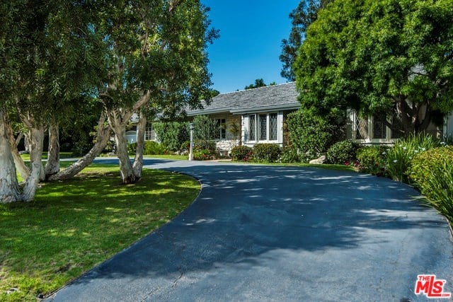 877 Woodacres Rd