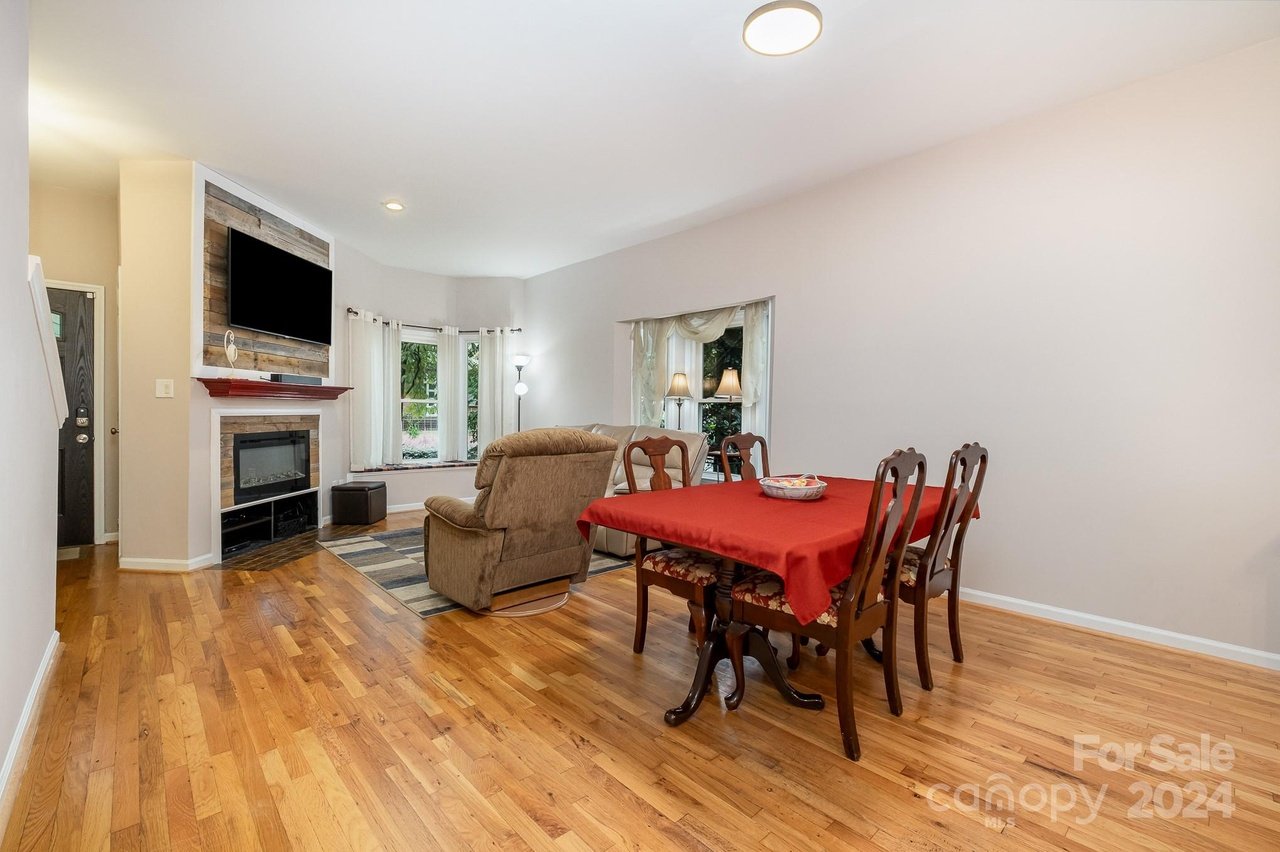 324 W 10th St