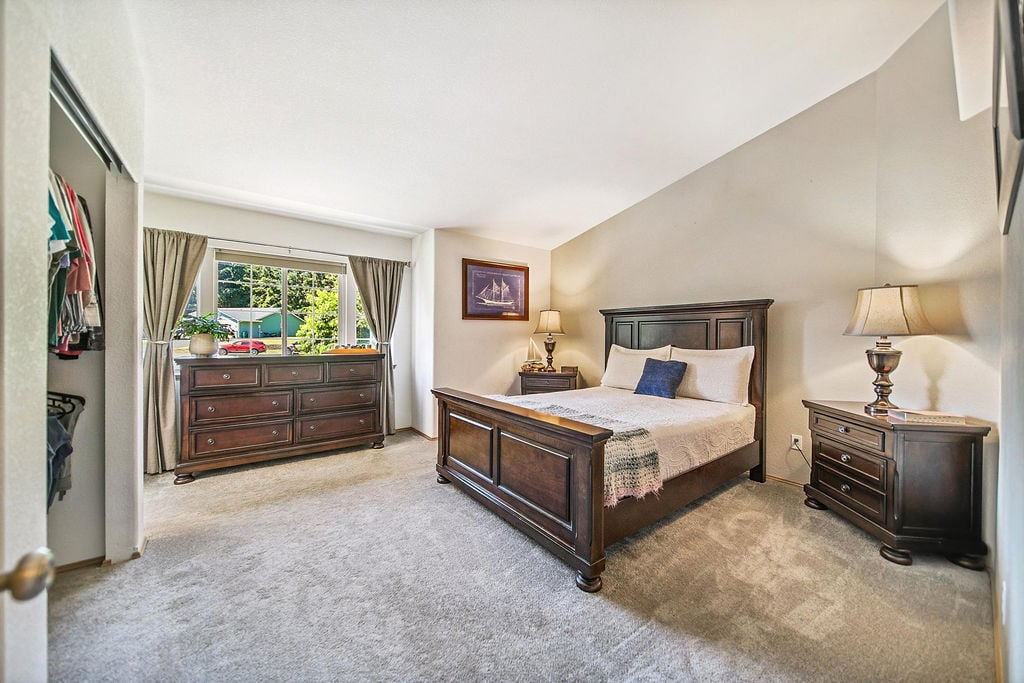 2147 Dunrobin Lane E