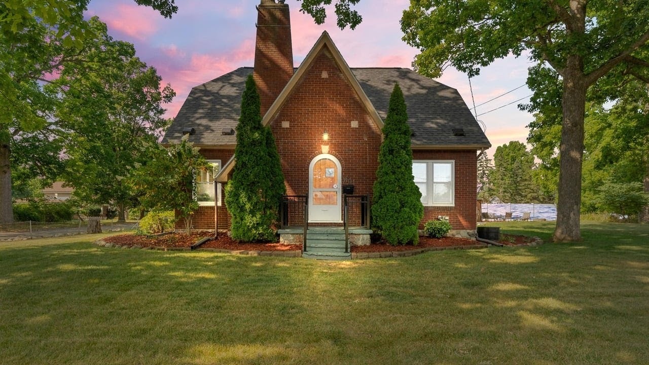 601 1st St, Fenton, MI