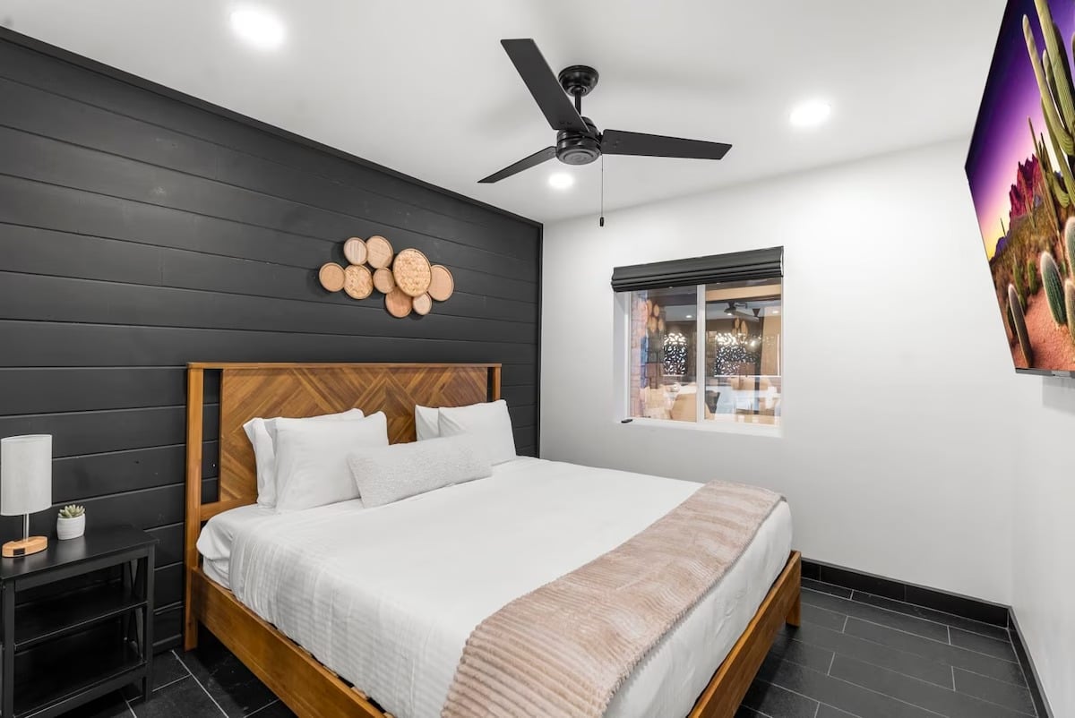 Phoenix Luxury! Pickleball | Free Heated Pool | Hot Tub