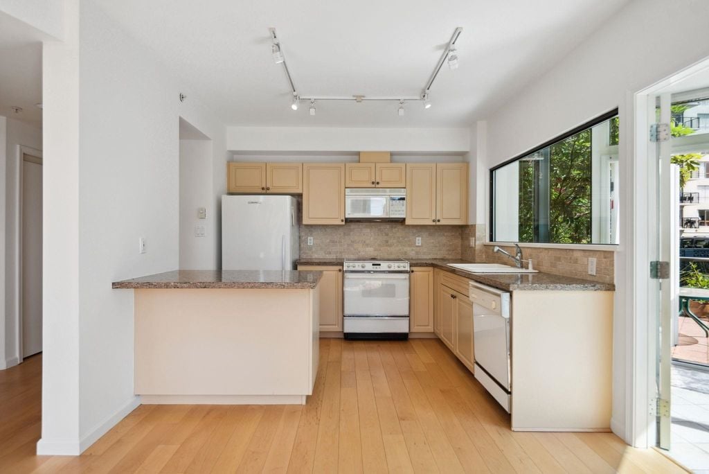 1689 Duchess Ave, #102