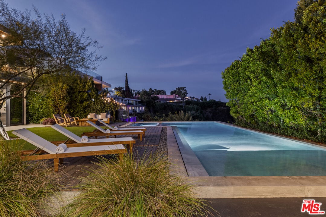 Aria Vista, Stradella Rd, 90077