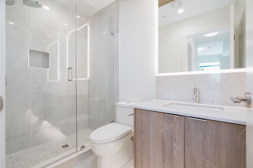 7638 Cambie St, #204