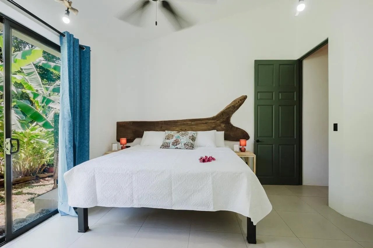 Gorgeous New Rainforest Villa with Pool and Creek, 20 minutes from Quepos