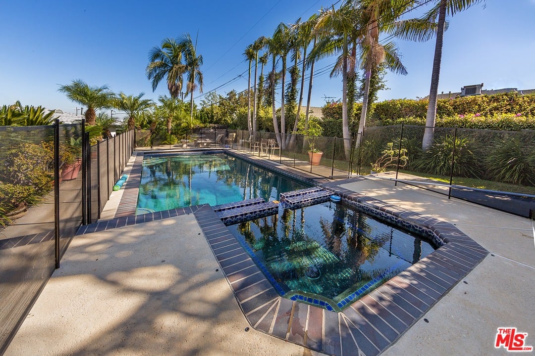 9132 Hillsboro Dr