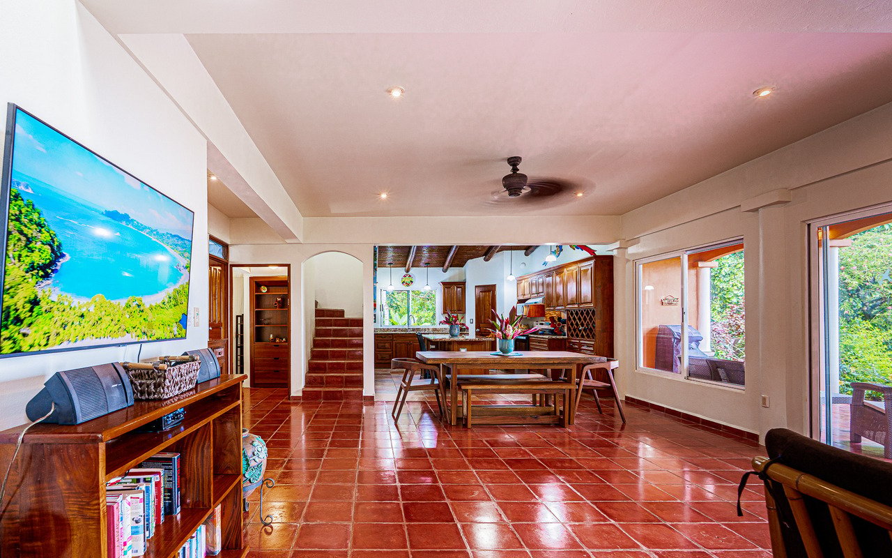 WHALE’S TAIL OCEAN VIEW ESTATE WITH EXTRA LOT 