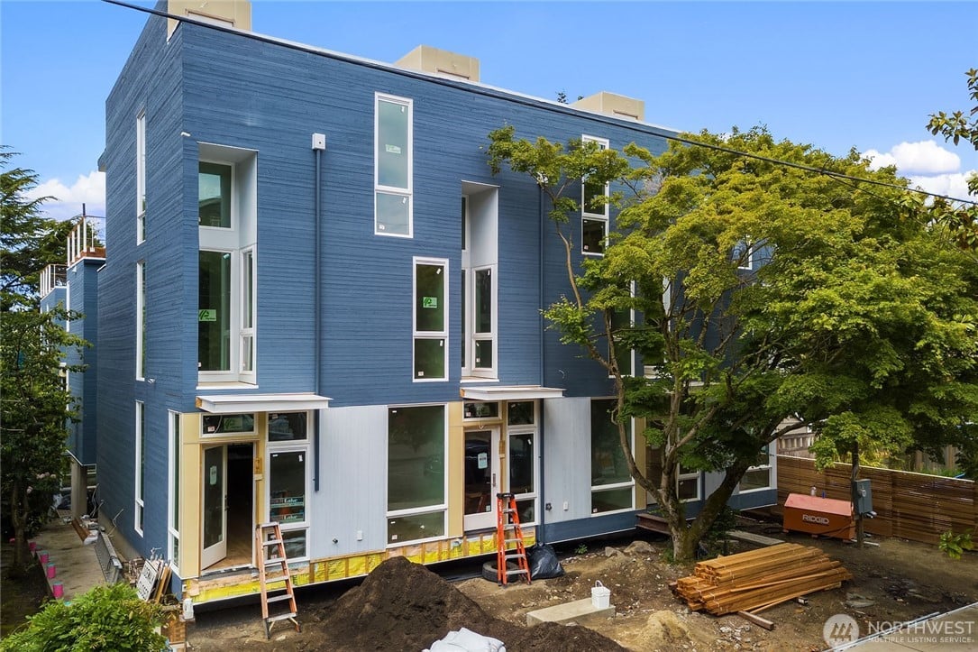 745 Boylston Avenue E