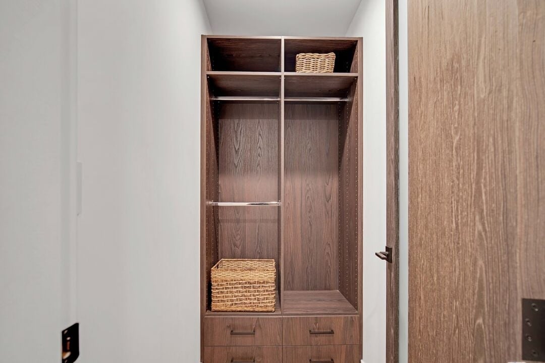 Canyon Lake Dr, 90068