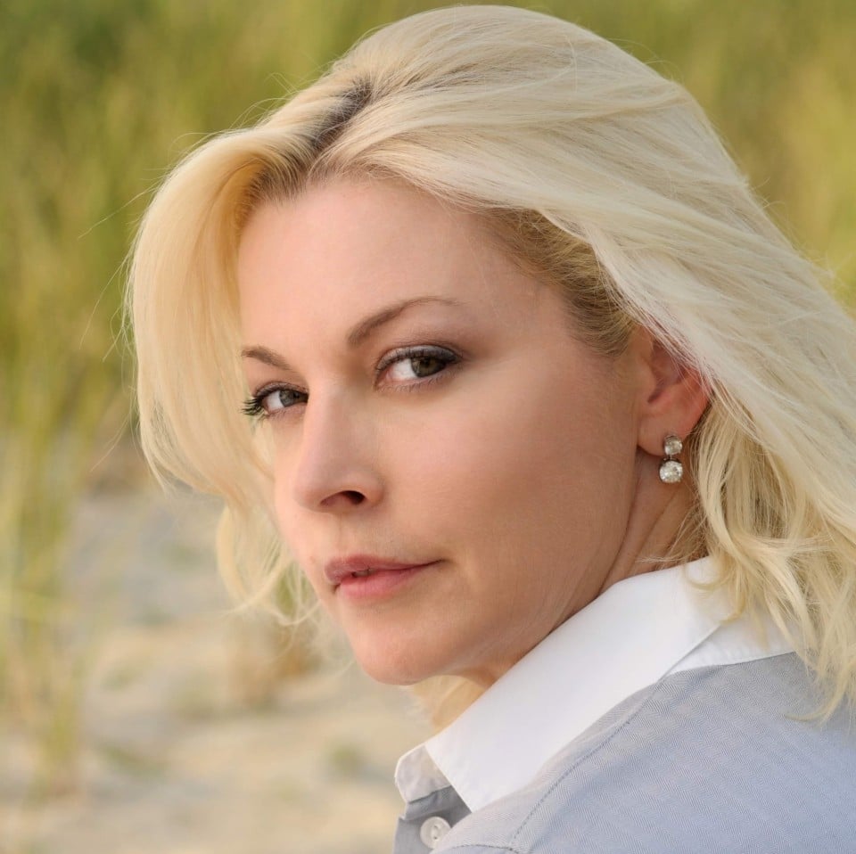 Julie  Nelson