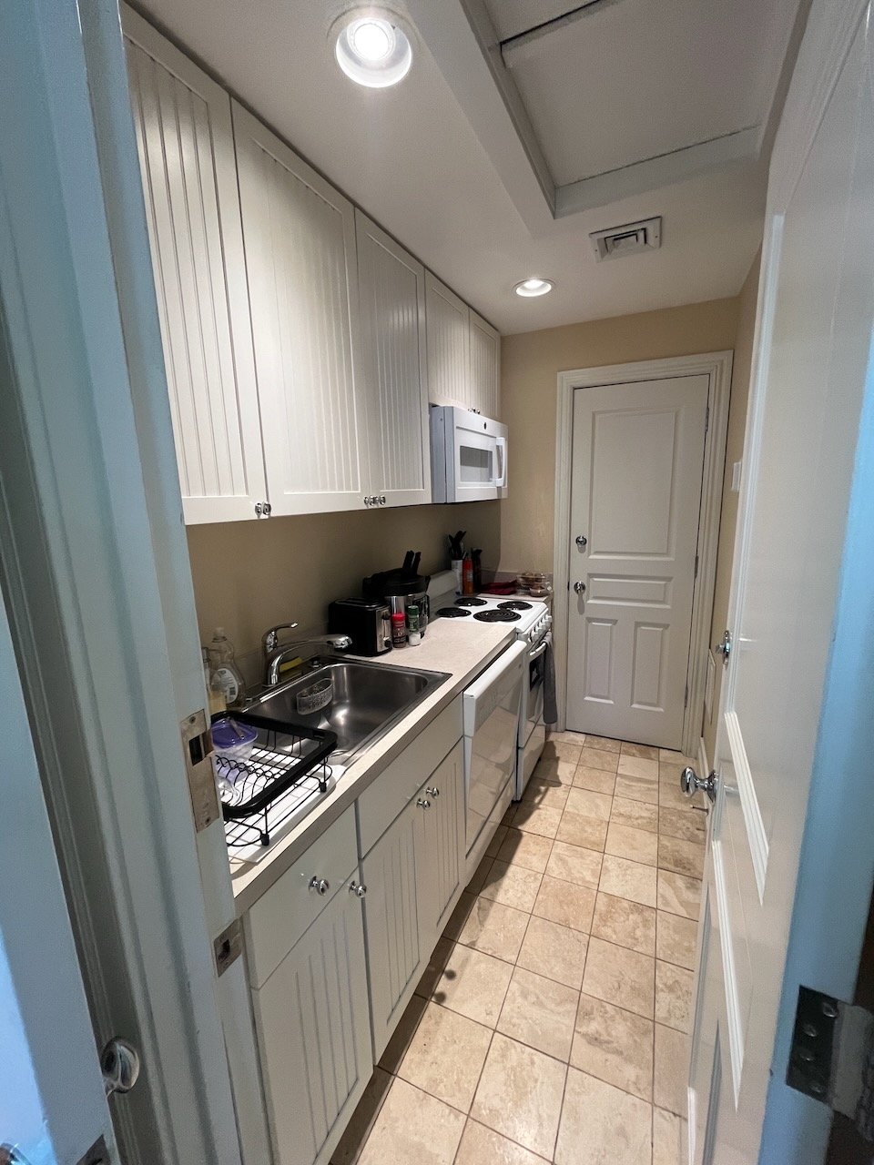 Beautifully Furnished South End Studio Apartment with Central Air/Laundry and more! Available December 1 or 15 or January 1! 