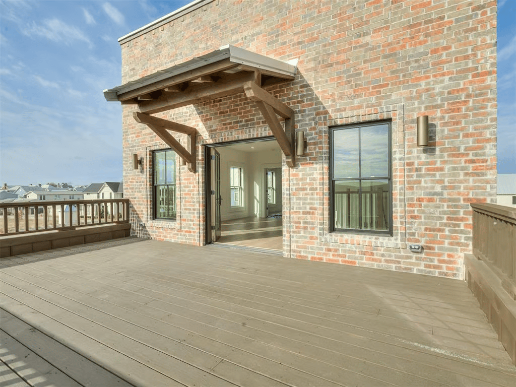 The Ultimate Lakefront Retreat on Water Street – Carlton Landing, Oklahoma - Wyatt Poindexter - The Agency
