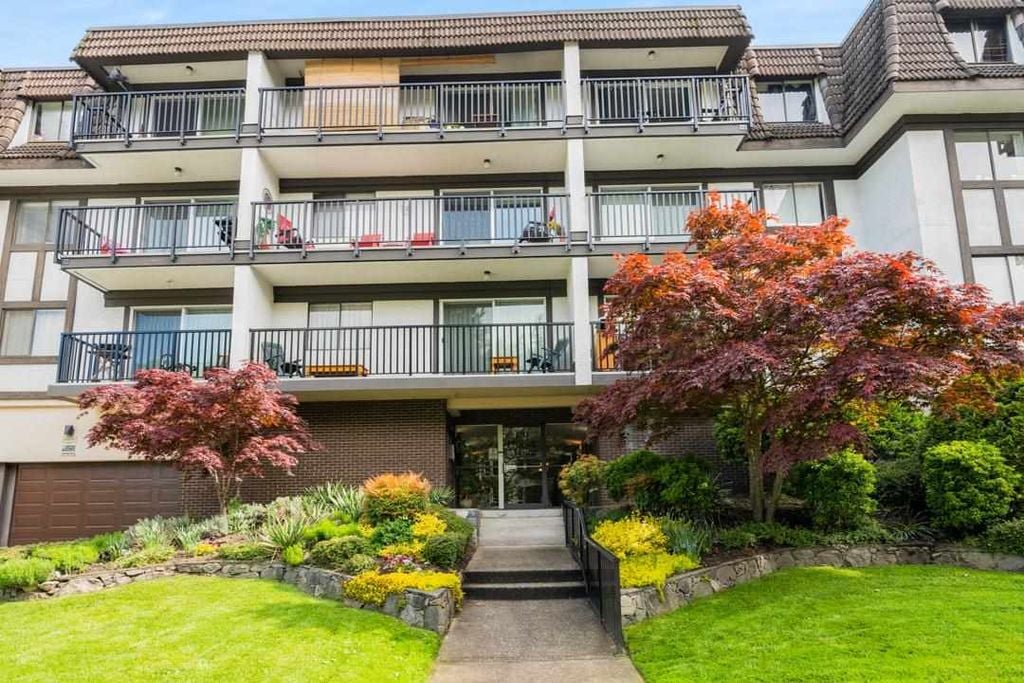 270 W 1st St, #202