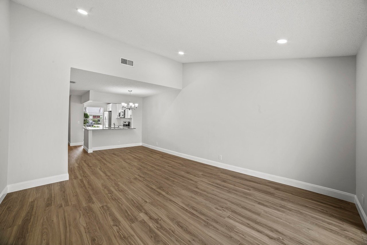 124 Oakwood Dr
