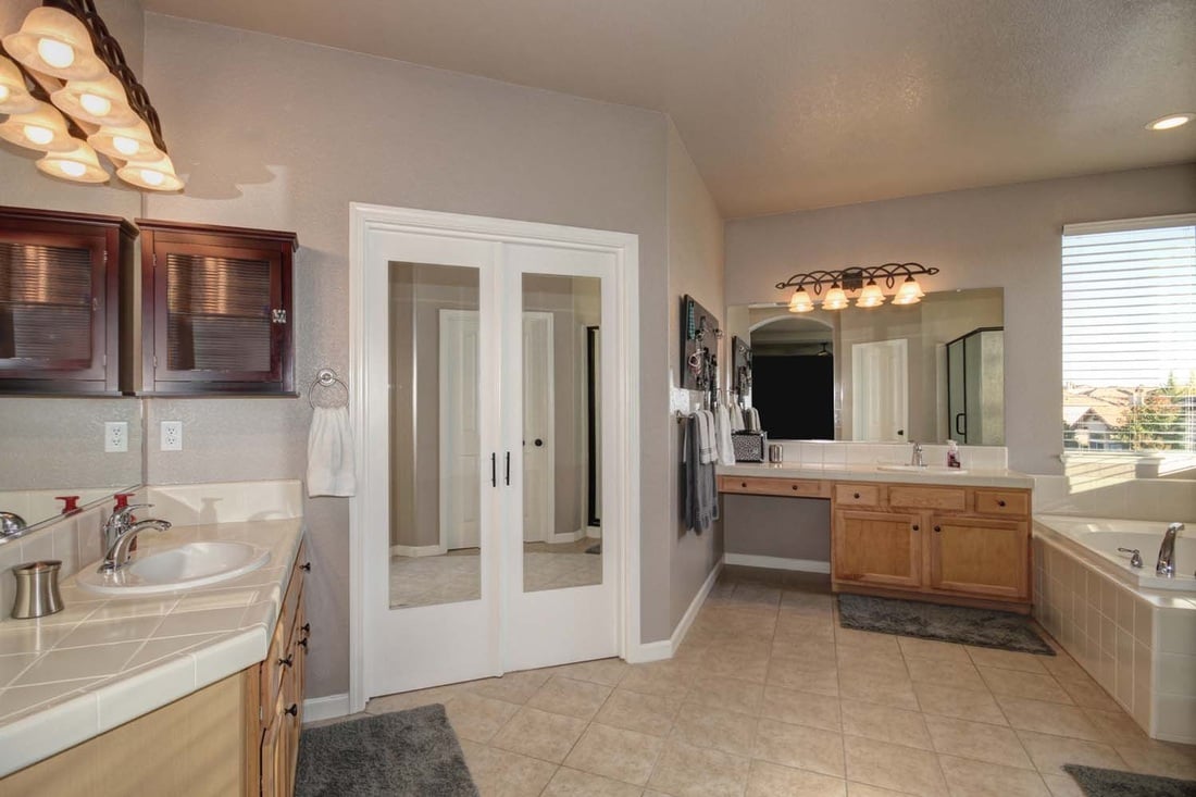 Gorgeous Lincoln 5 Bedroom Home for Sale!