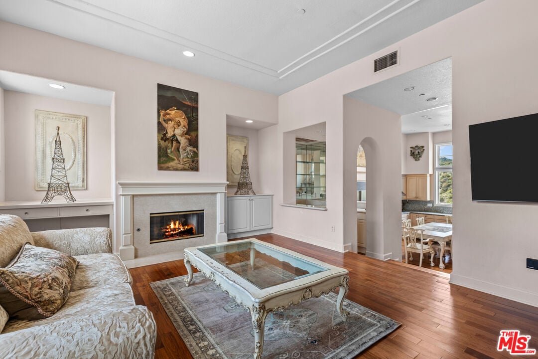 Buckingham Ln, 90077