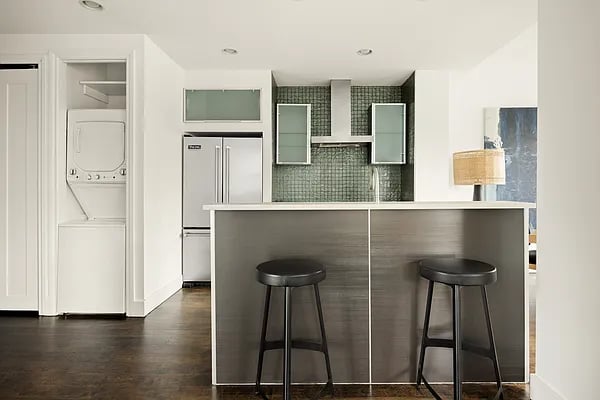 10-50 Jackson Ave #3A