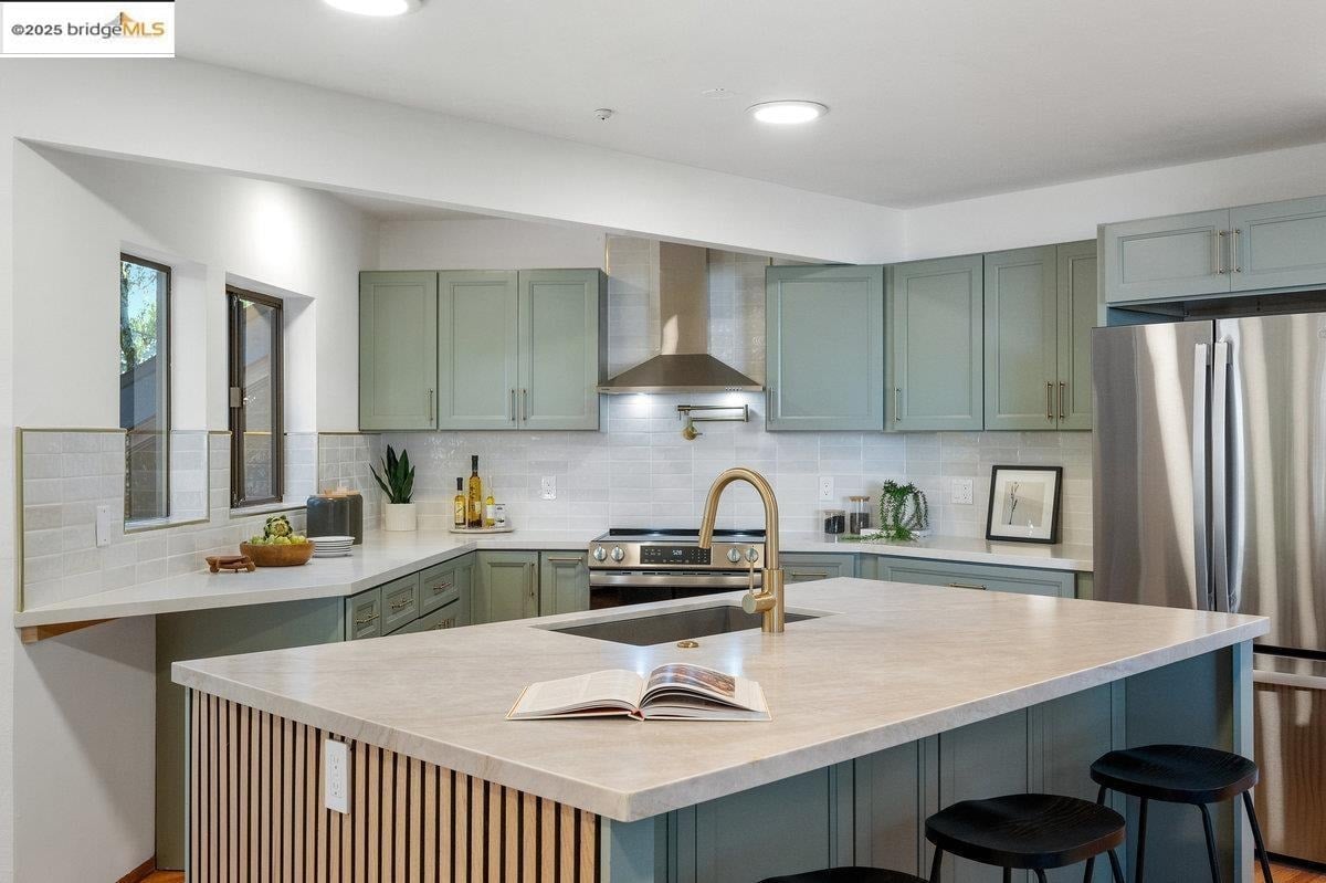 2112 Manzanita Dr