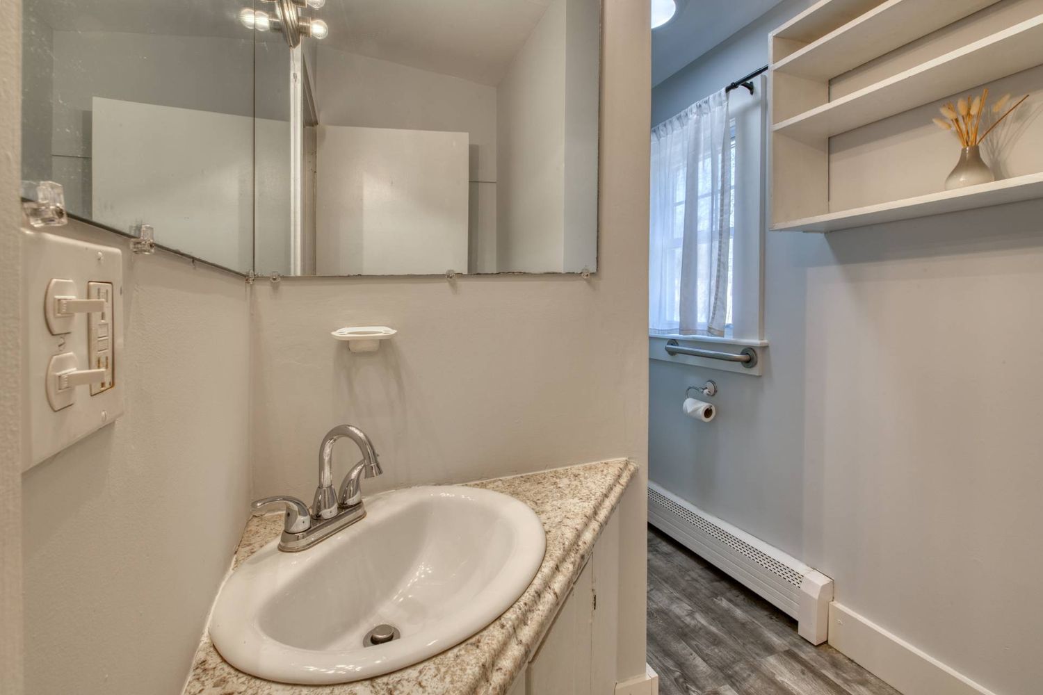 Charming Southampton Cottage Near Little Fresh Pond