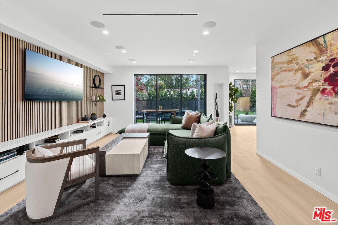 Castle Heights Pl, 90034