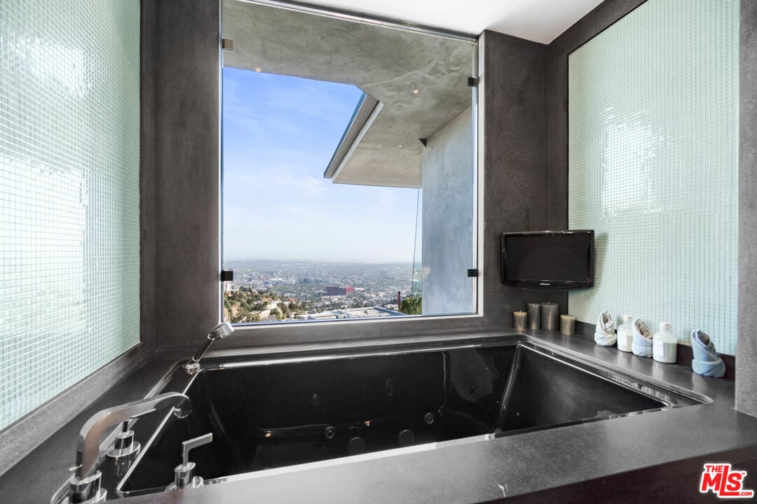 Luminor Crest, Viewmont Dr, 90069