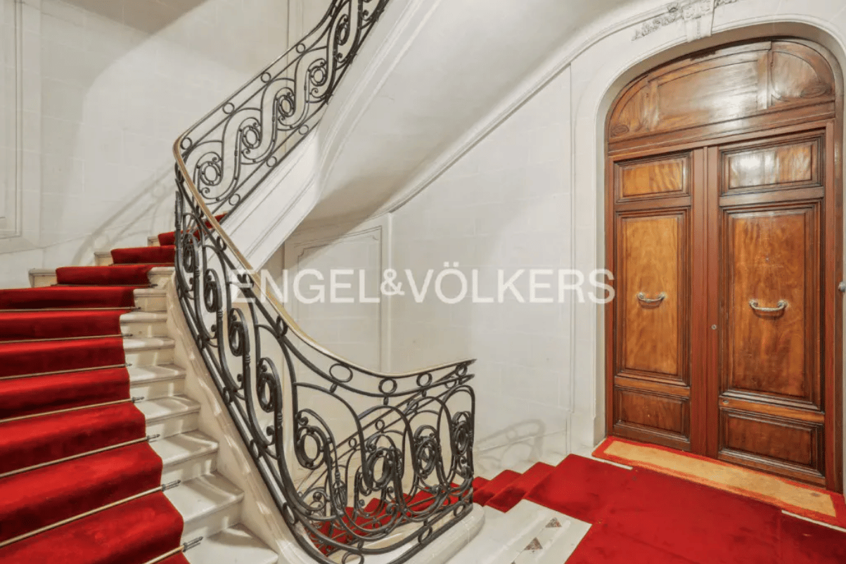 Parisian Apartment In The 16th