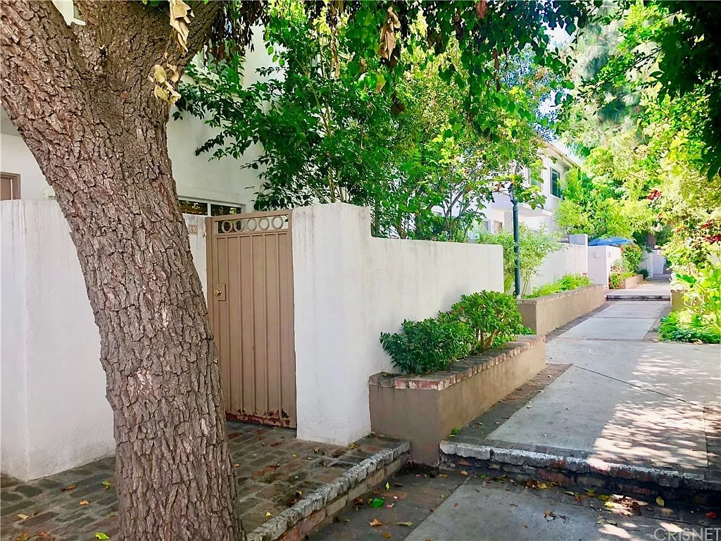 18611 Collins St APT E10