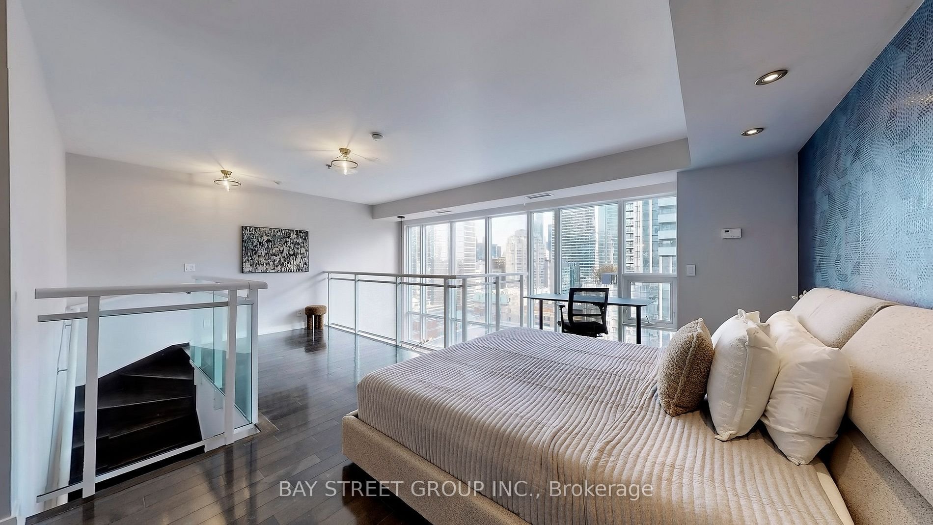 STUNNING SUNNY PENTHOUSE