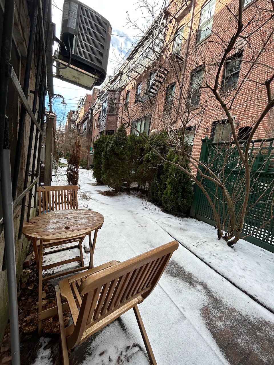 Warren Avenue - Private Entry 1 bed 1 bath w/ Laundry - Pets Negotiable! AVAILABLE MAY 1