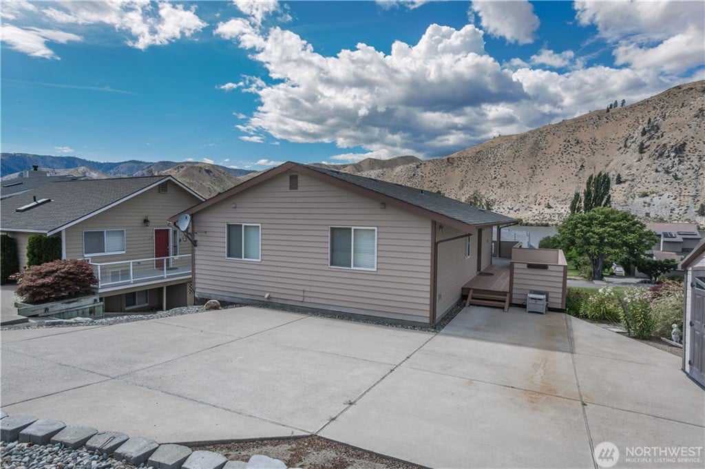260 Lakefront Dr