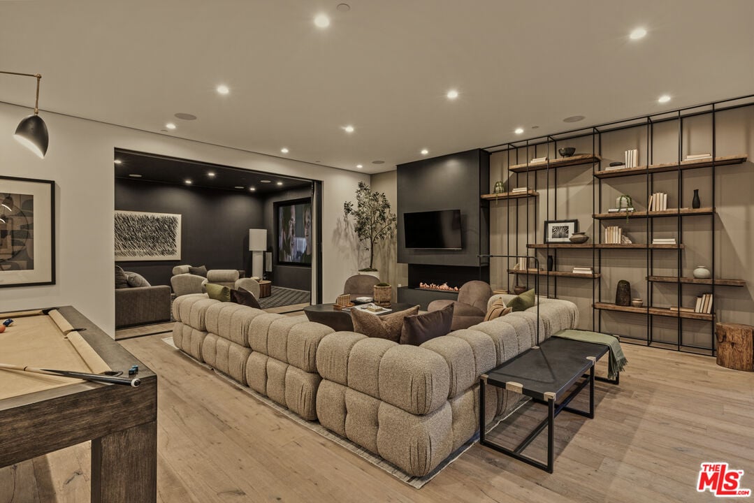 Aria Vista, Stradella Rd, 90077