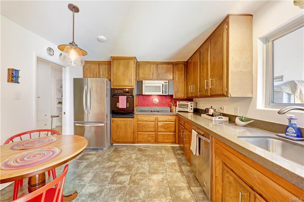 1604 E 2nd St #1F
