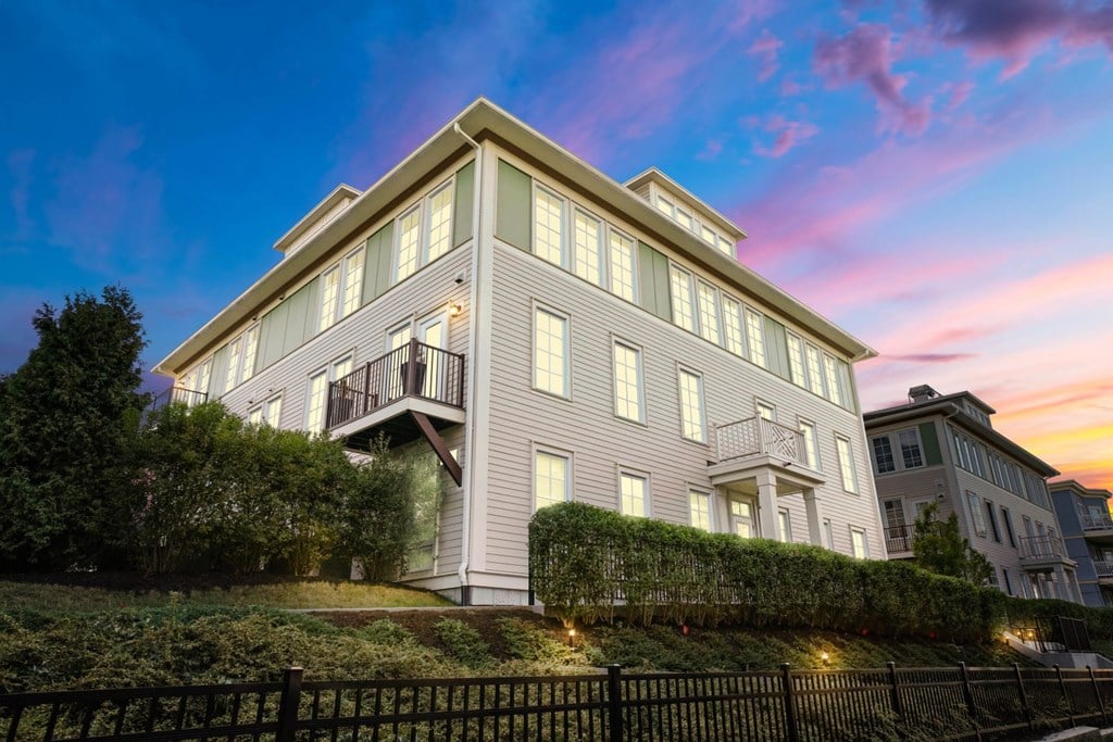 947 E Broadway #4