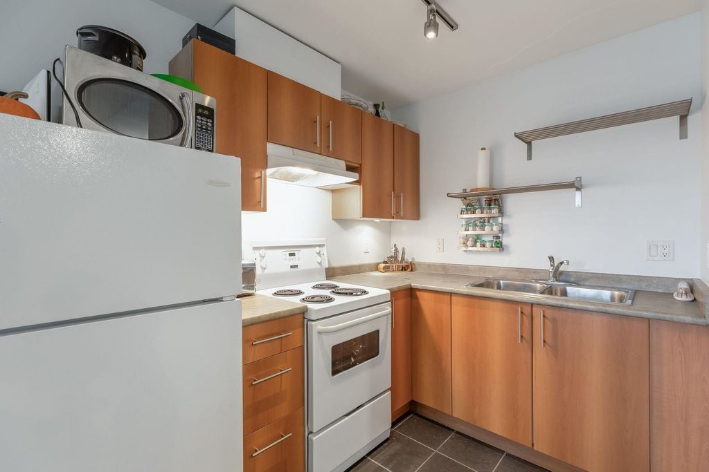 4135 John St