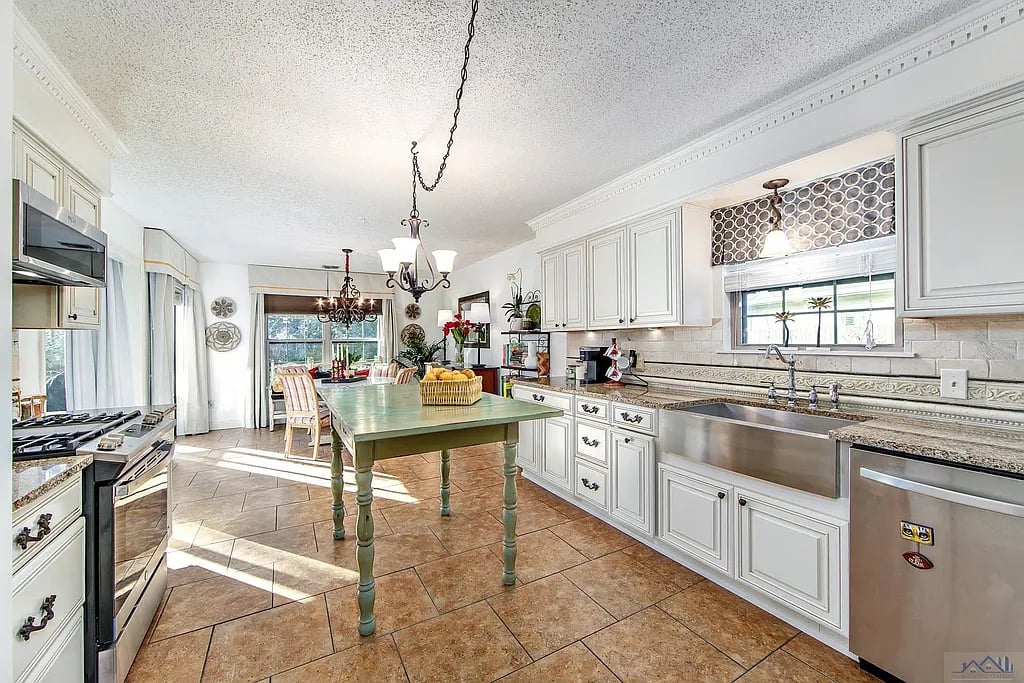 9 Clairmont Ln