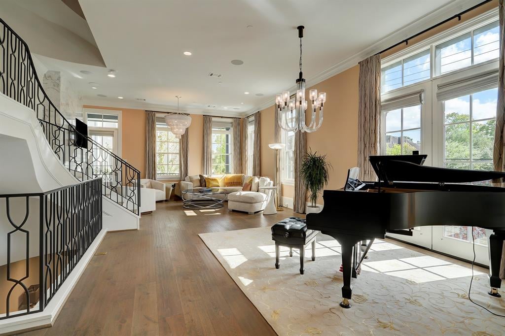 69 Crain Sq Blvd