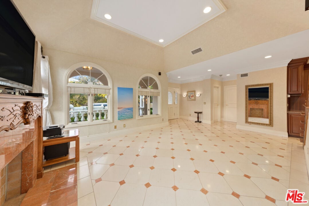 338 Entrada Dr