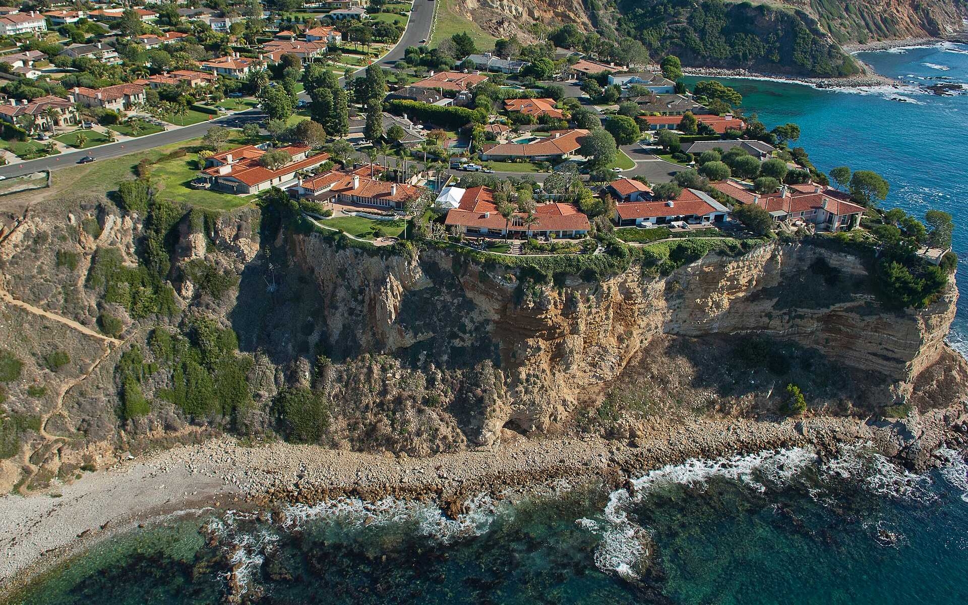 Lunada Bay coastline and blufftop homes in Palos Verdes Estates, 2019