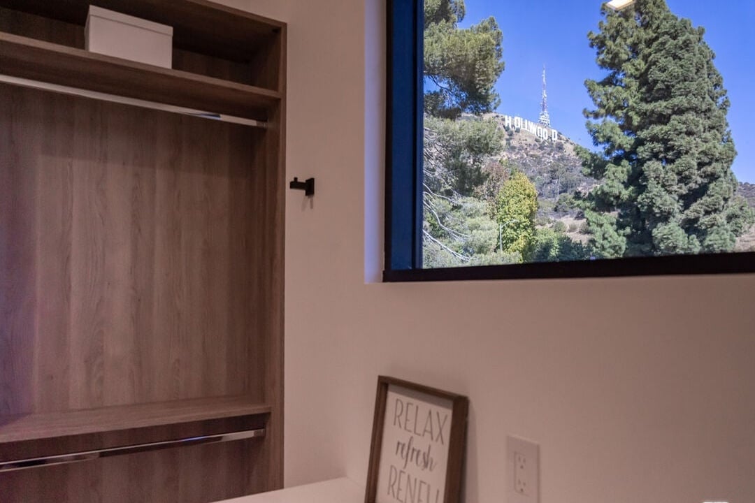 Canyon Lake Dr, 90068