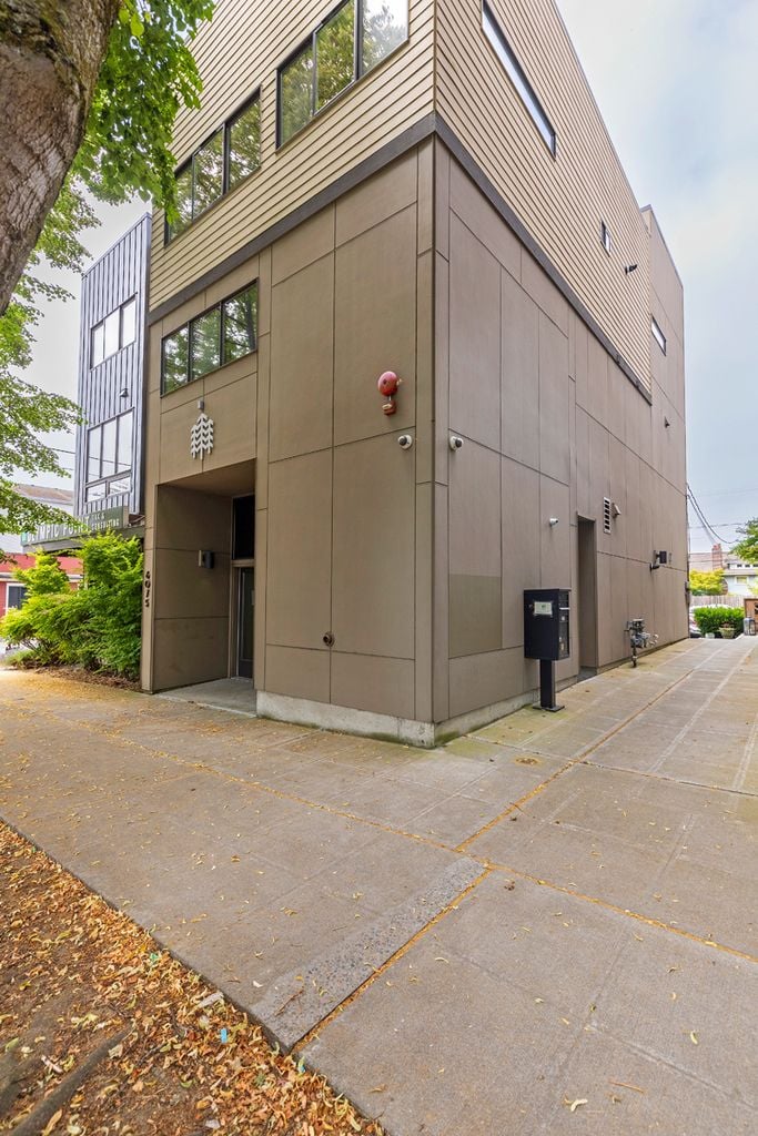 6075 California Ave SW | Office Sublease