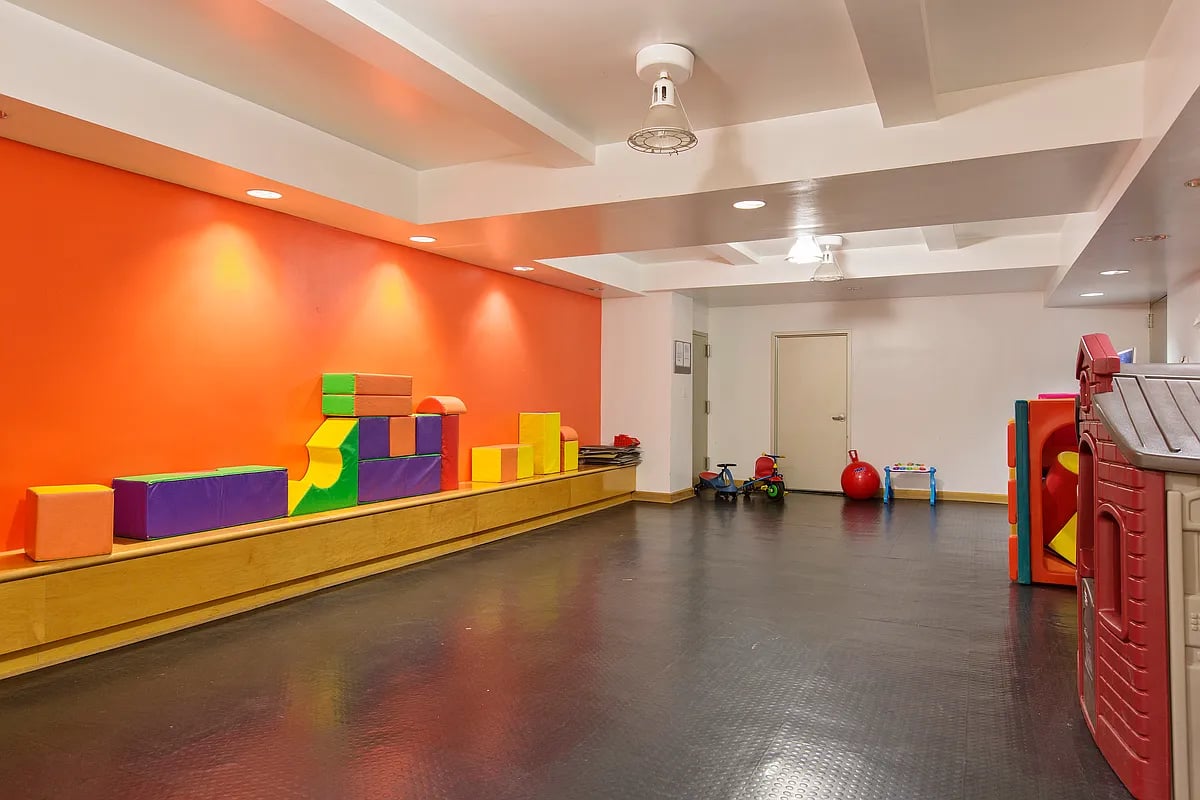 90 Riverside Dr, #12C